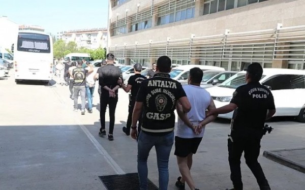 Antalya'da eş zamanlı 'gece avı' operasyonu! Fuhuş tuzağıyla yağma!